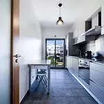 Apartment Modern & Central, Gated With Pool Albufeira