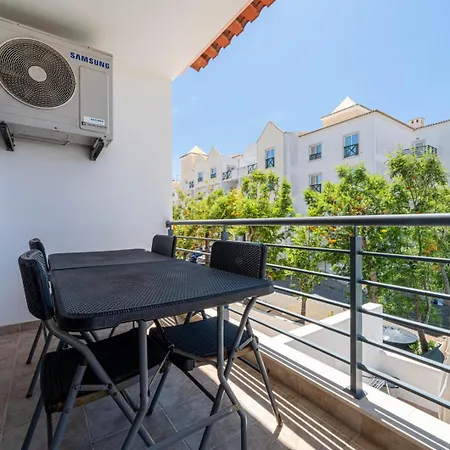 Appartamento Modern & Central, Gated With Pool