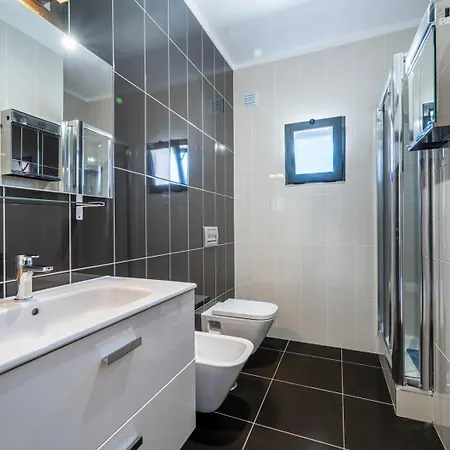 Modern & Central, Gated With Pool אלבופיירה